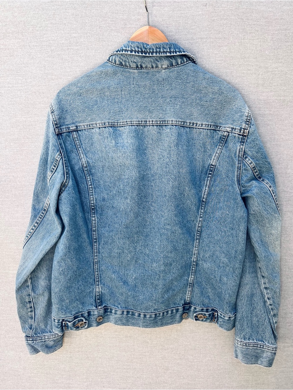 H&M Light Blue Denim Jacket with Contrast Stitching - Picture 2 of 9